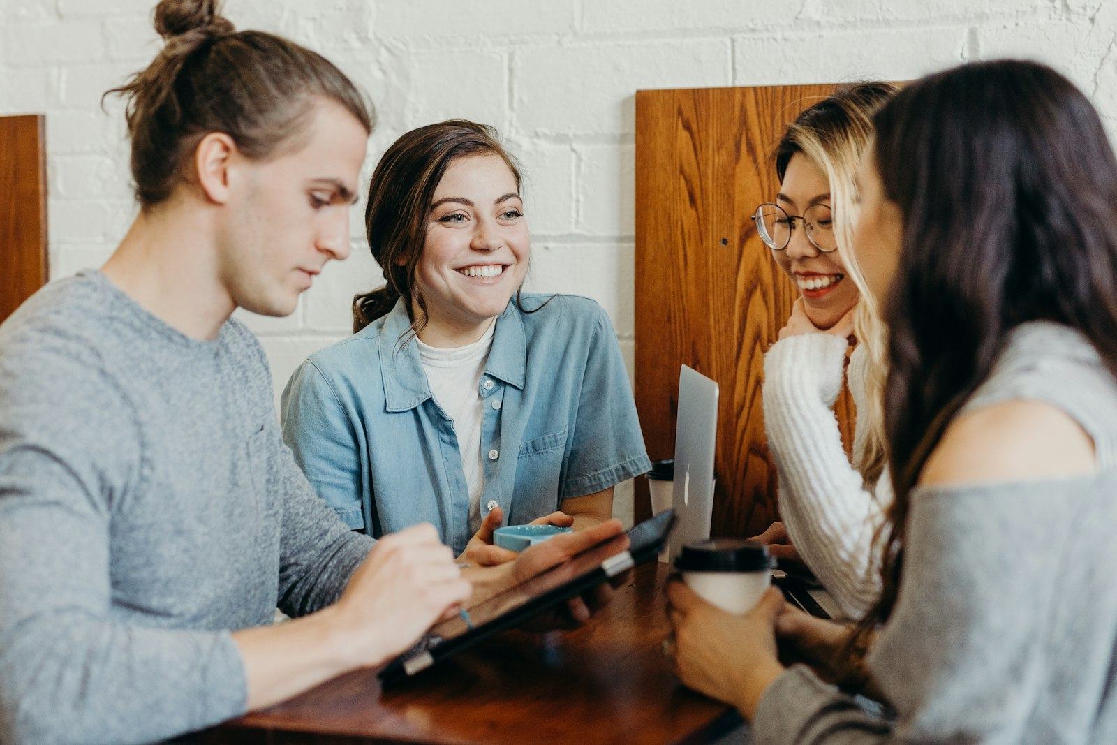 Zwei Menschen im Gespräch bei einem Kaffee