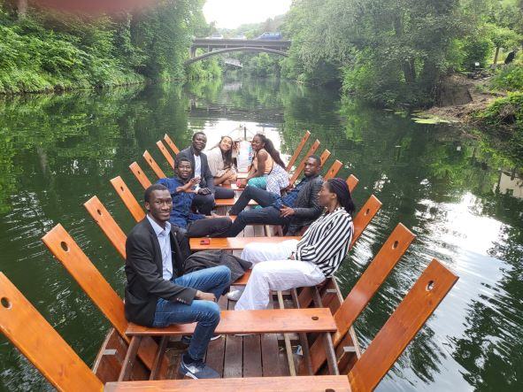 Kapitelmitglieder auf einem traditionellen Stocherkahn auf dem Neckar in Tübingen